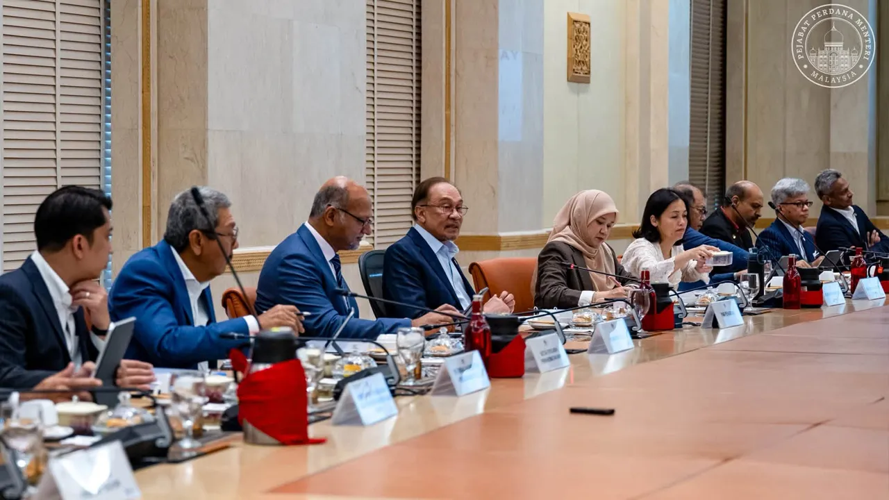 Hari ini saya mempengerusikan Mesyuarat Majlis Ekonomi Digital dan Revolusi Perindustrian Keempat Negara (MED4IRN) Bilangan 3 Tahun 2026 bagi meneliti kemajuan ekonomi digital negara serta langkah memperkukuh daya saing Malaysia dalam mendepani perkembangan teknologi. kredit: FB Anawar Ibrahim