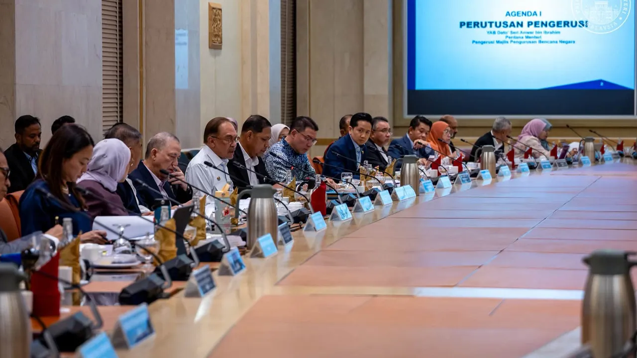 Mesyuarat Majlis Pengurusan Bencana Negara yang membincangkan secara terperinci situasi semasa jerebu yang masih membimbangkan serta kesannya terhadap kesihatan rakyat, khususnya anak-anak sekolah. FB Anwar Ibrahim