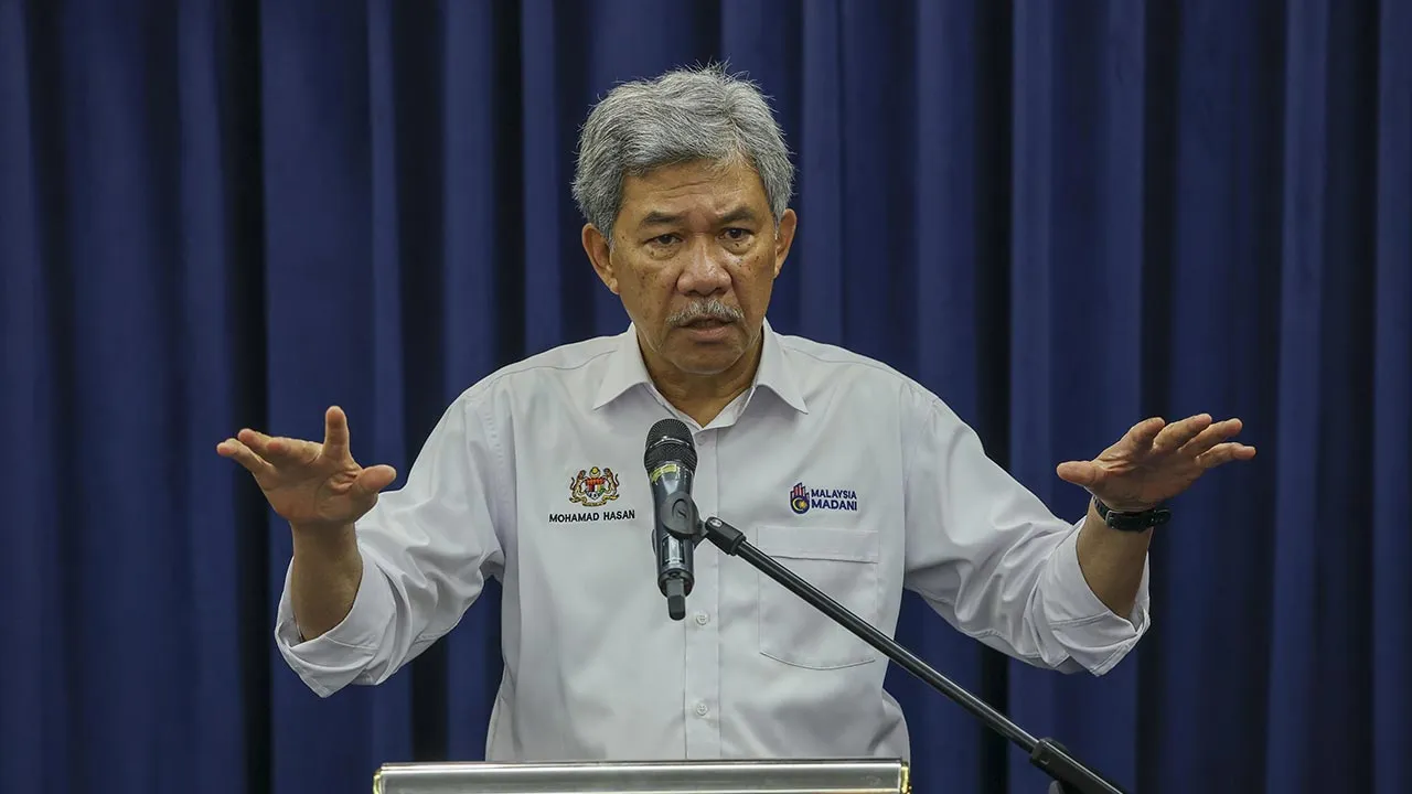 PUTRAJAYA, 14 Okt - Menteri Luar, Datuk Seri Mohamad Hasan bercakap pada sidang media selepas Majlis Penyerahan Projek Pemasangan Sistem Fotovolta Suria (Grid Connected PV System) oleh Kementerian Kerja Raya kepada KLN dan tiga lagi premis kerajaan, di sini hari ini. - fotoBERNAMA (2026) HAK CIPTA TERPELIHARA