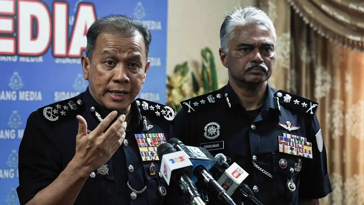 KUALA LUMPUR, 5 Okt " Ketua Polis Negara Tan Sri Mohd Khalid Ismail bercakap pada sidang media selepas Majlis Pelancaran buku panduan Jururunding Polis Diraja Malaysia (PDRM) di Mes Pegawai Kanan Bukit Aman hari ini. - fotoBERNAMA