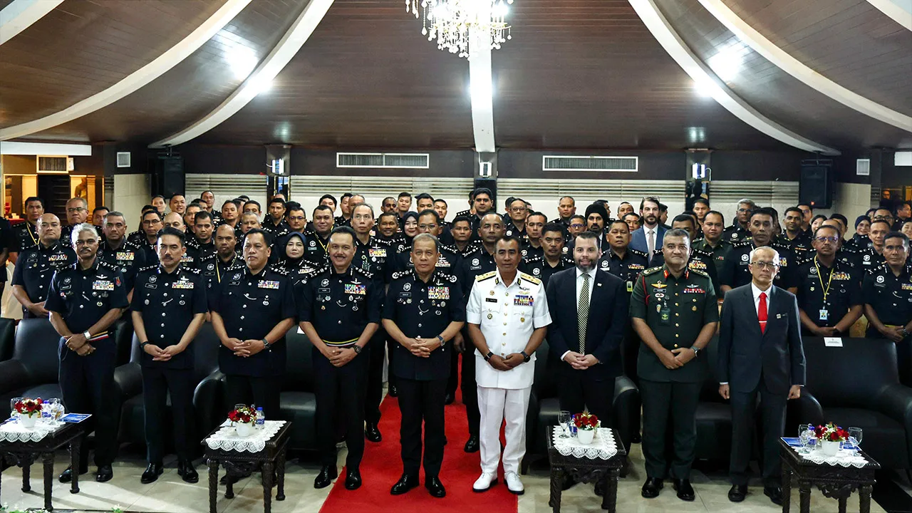 KUALA LUMPUR, 5 Okt " Ketua Polis Negara Tan Sri Mohd Khalid Ismail bergambar selepas Majlis Pelancaran buku panduan Jururunding Polis Diraja Malaysia (PDRM) di Mes Pegawai Kanan Bukit Aman hari ini. - fotoBERNAMA