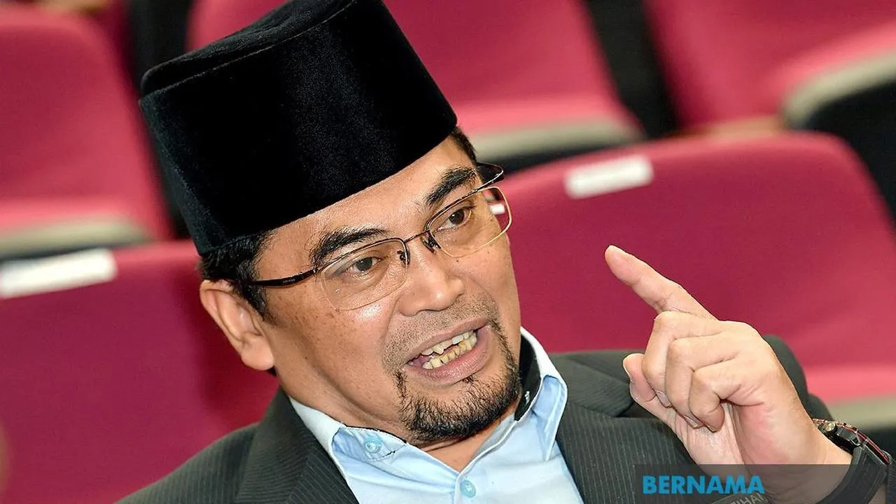 SHAH ALAM, 19 Dis - Pengarah Jabatan Agama Islam Selangor (JAIS) Datuk Mohd Shahzihan Ahmad semasa sidang media pada Majlis Pengumuman Keputusan Peperiksaan PSRA/SMA/ SMATQ/ SMATQKBT/SMATD/SKM 2024 di Dewan Syarahan dan Muzakarah Islam, Masjid Sultan Abdul Aziz Shah, hari ini. - fotoBERNAMA (2024) HAK CIPTA TERPELIHARA