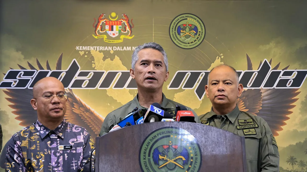 PUTRAJAYA, 1 Okt - Ketua Pengarah Agensi Kawalan dan Perlindungan Sempadan (AKPS), Datuk Seri Mohd Shuhaily Mohd Zain (tengah) ketika sidang media berkaitan rakaman video membabitkannya di Lapangan Terbang Antarabangsa Kuala Lumpur (KLIA). - fotoBERNAMA (2026) HAK CIPTA TERPELIHARA