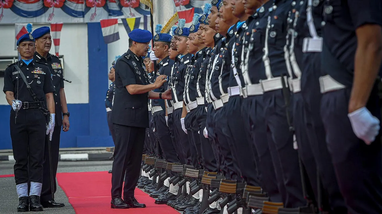 PULAU INDAH, 1 Okt - Pengarah Jabatan Keselamatan Dalam Negeri dan Ketenteraman Awam Bukit Aman Datuk Seri Mohd Yusri Hassan Basri (tiga, kiri) memeriksa barisan Pasukan Polis Marin (PPM) sempena Sambutan Peringatan Hari Ulang Tahun Ke-79 Pasukan Polis Marin di Markas Operasi PPM Wilayah 1 Pulau Indah, Pelabuhan Klang hari ini. - fotoBERNAMA (2026) HAK CIPTA TERPELIHARA