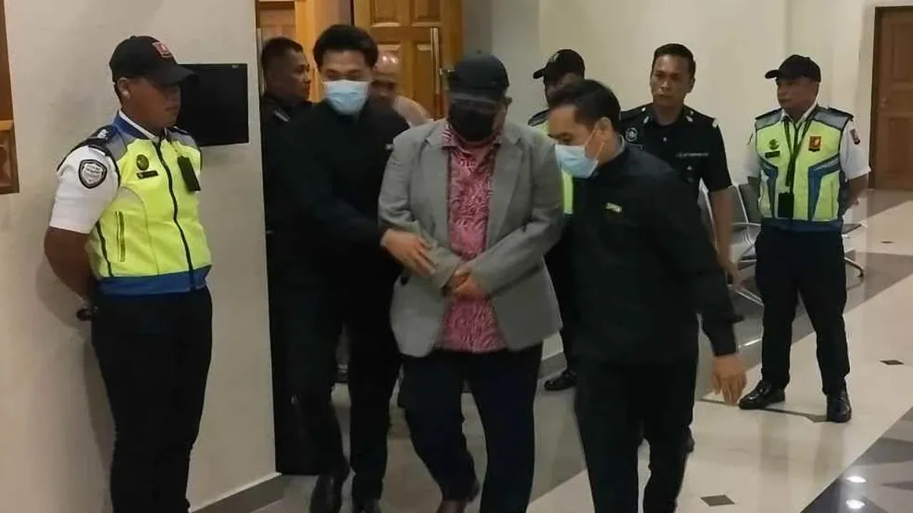 Mohd Azhar diiringi anggota polis keluar dari mahkamah selepas dijatuhkan hukuman. SINAR HARIAN