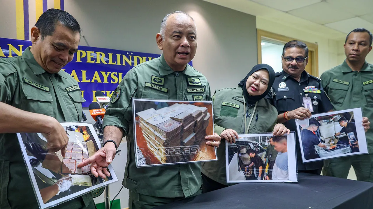 Timbalan Ketua Pengarah (Operasi) Agensi Kawalan dan Perlindungan Sempadan Malaysia (AKPS) Datuk Mohd Nasaruddin M. Nasir (dua, kiri) menunjukkan gambar wang tunai hampir RM3 juta yang dirampas susulan penahanan sepasang suami isteri warga Malaysia ketika melalui pemeriksaan di Kompleks Kastam, Imigresen dan Kuarantin Bangunan Sultan Iskandar (BSI), Johor Bahru, pada sidang media di AKPS BSI, hari ini.  --fotoBERNAMA