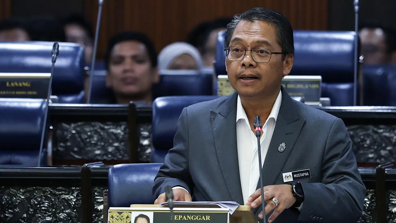 Menteri di Jabatan Perdana Menteri Datuk Seri Mustapha Sakmud ketika menggulung perbahasan sempena Mesyuarat Ketiga, Penggal Kelima, Parlimen ke-15 di Bangunan Parlimen hari ini.  -- fotoBERNAMA