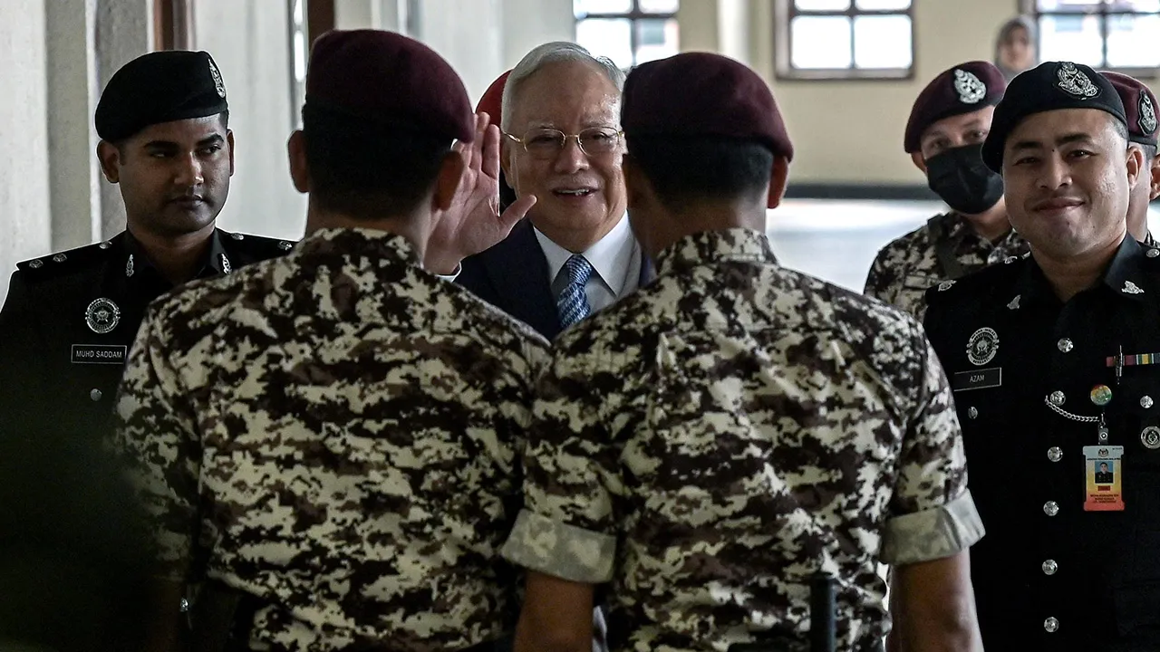 KUALA LUMPUR, 14 Okt - Bekas Perdana Menteri Datuk Seri Najib Tun Razak ketika hadir ke Mahkamah Tinggi Kuala Lumpur hari ini.  Mahkamah Tinggi di sini dijadual mendengar permohonan Najib bagi menangguhkan pelaksanaan hukuman penjara 15 tahun dan denda RM11.4 bilion susulan sabitannya dalam kes 1Malaysia Development Berhad (1MDB).  - fotoBERNAMA (2026)