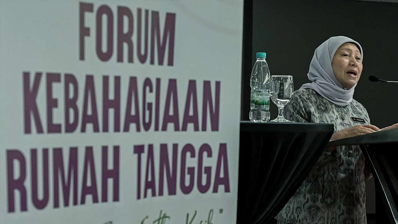 KUALA LUMPUR, 5 Okt - Menteri Pembangunan Wanita, Keluarga dan Masyarakat Datuk Seri Nancy Shukri menyampaikan ucapan pada Majlis Perasmian Forum Kebahagian Rumah Tangga di sebuah hotel di sini hari ini. - fotoBERNAMA (2026) HAK CIPTA TERPELIHARA