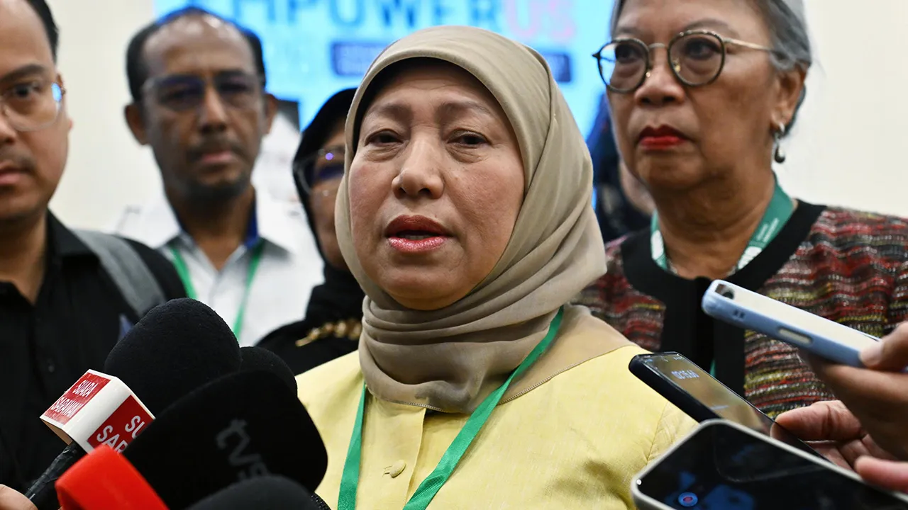 KUCHING, 17 Okt -- Menteri Pembangunan Wanita, Keluarga dan Masyarakat Datuk Seri Nancy Shukri ditemui pemberita selepas perasmian Program Empowerus 2026 "Empowering Leaders: Sustainable, Resilient and Ethical Leadership" di Pustaka Negeri Sarawak hari ini.  -- fotoBERNAMA (2026)