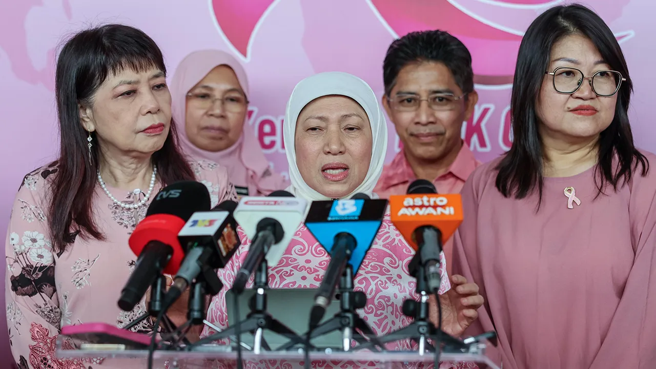 GEORGE TOWN, 21 Okt -- Menteri Pembangunan Wanita, Keluarga dan Masyarakat Datuk Seri Nancy Shukri ketika sidang media pada Sambutan Bulan Kesedaran Kanser Payudara Peringkat Kebangsaan di Penang Waterfront Convention Center (PWCC) hari ini._BERNAMA