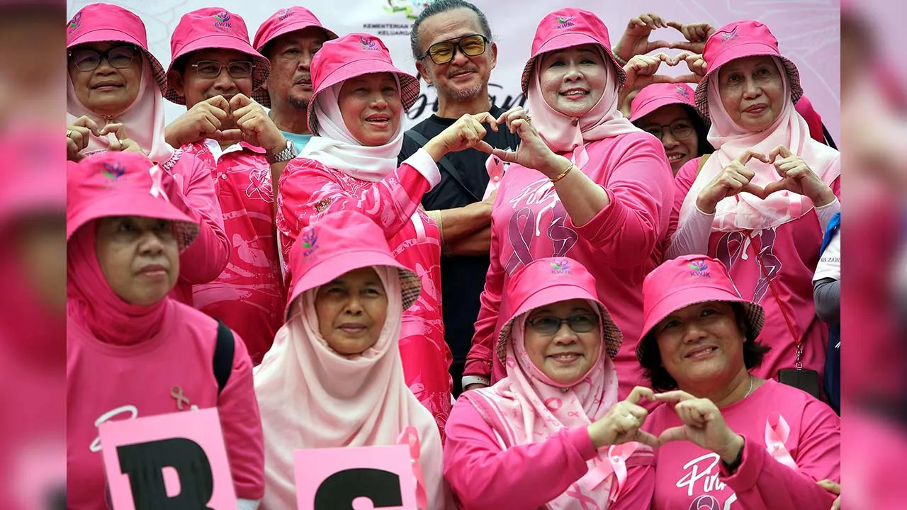 KUCHING, 25 Okt -- Menteri Pembangunan Wanita, Keluarga dan Masyarakat Malaysia Datuk Seri Nancy Shukri (empat,kiri) dan Menteri di Jabatan Premier Sarawak (Undang-Undang, MA63 dan Hubungan Negeri-Persekutuan) Datuk Sharifah Hasidah Sayeed Aman Ghazali menunjukkan simbol 'love' sempena perasmian Bulan Kesedaran Kanser Payudara di Padang Merdeka Kuching, hari ini.