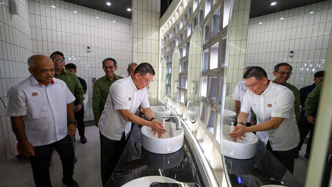 PUTRAJAYA, 13 Okt - Menteri Perumahan dan Kerajaan Tempatan, Nga Kor Ming (kanan) melihat sendiri kemudahan yang disediakan di Tandas Bersih, Menawan dan Wangi (BMW-i) selepas merasmikan BMW-i di Dataran Putra hari ini.  Turut hadir Setiausaha Kementerian Perumahan dan Kerajaan Tempatan Datuk Dr M Noor Azman Taib (kiri).  Tandas BMW-i pertama di Malaysia yang terletak di Dataran Putra dilengkapi pelbagai teknologi pintar, termasuk mangkuk tandas dengan penutup tempat duduk dan sistem curahan automatik, pili