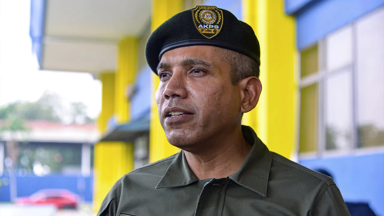 Komander AKPS Pelabuhan Klang Datuk Nik Ezanee Mohd Faisal berkata operasi khas itu dijalankan bersama pasukan Jabatan Siasatan Jenayah Narkotik (JSJN) Bukit Aman, Ibu Pejabat Polis Daerah (IPD) Petaling Jaya, Polis Bantuan Malaysia Airports Holdings Berhad (AVSEC) dan Pegawai Kawalan Perjalanan Cawangan Khas (TCO). - Gambar fail/BERNAMA