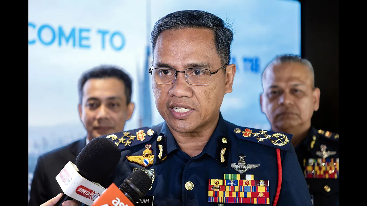 KUALA LUMPUR, 6 Okt - Ketua Pengarah Jabatan Bomba dan Penyelamat Malaysia Datuk Seri Nor Hisham Mohammad bercakap kepada pemberita selepas hadir pada Majlis Pelancaran Pengurus Keselamatan Kebakaran (FSM) dan Pegawai Keselamatan Kebakaran (FSO) di Menara Merdeka Maybank hari ini. - fotoBERNAMA (2026) HAK CIPTA TERPELIHARA