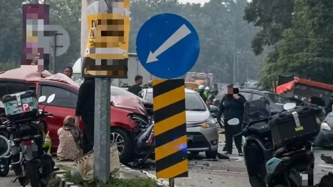 Keadaan di lokasi kejadian selepas sebuah lori merempuh beberapa kenderaan di lampu isyarat Persiaran Mokhtar Dahari, Alam Budiman pada petang Jumaat, -- SINAR HARIAN