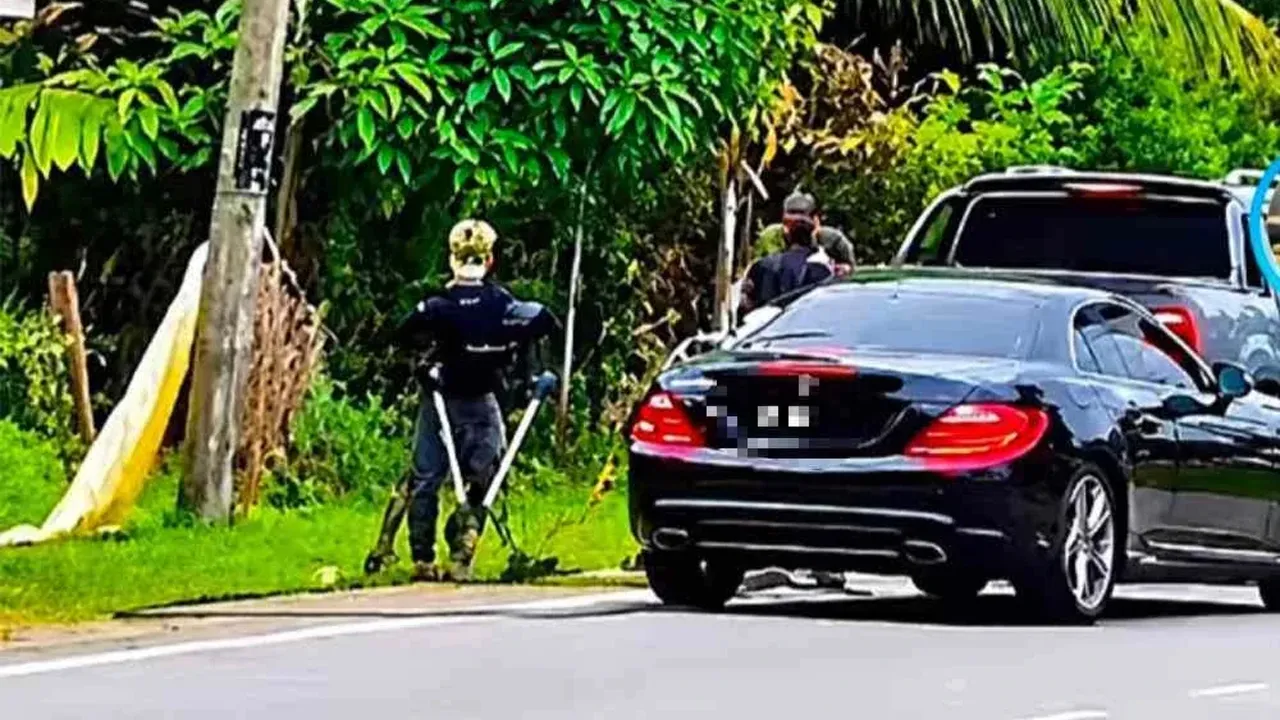 SEREMBAN - Tanpa menghiraukan kehadiran orang awam yang lalu lalang, sekumpulan lelaki mencuri kabel berhampiran sebuah sekolah rendah di Kampung Melayu Panchor, di sini.  Dalam rakaman video yang tular, kumpulan terbabit dilihat menggunakan empat kenderaan antaranya Mercedes Benz.