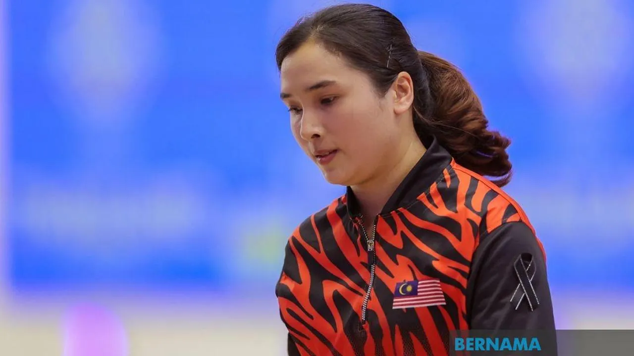 BANGKOK, Dec 15 -- National bowler Natasha Mohamed Roslan after her match against Singapore’s Yu Qian Charmaine Chang in the Women’s Singles Final at the 33rd SEA Games at Major Cineplex Ratchayothin, today.  Natasha lost 191-234.  --fotoBERNAMA (2025) COPYRIGHT RESERVED