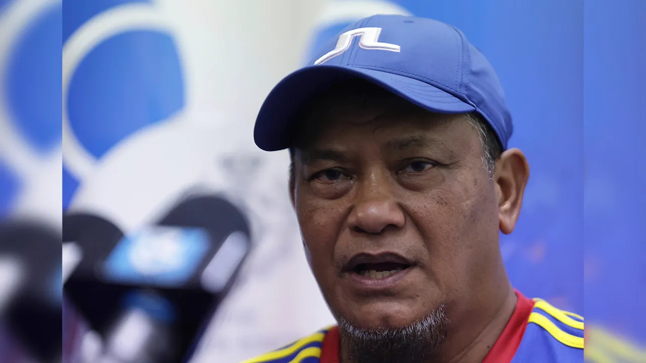 JOHOR BAHRU, 23 Okt --Ketua Jurulatih Skuad Hoki Remaja Negara Nor Saiful Zaini Nasiruddin ketika sidang media selepas perlawanan Malaysia menentang Kanada pada Kejohanan Hoki Piala Sultan Johor (SOJC) 2026 di Stadium Hoki Taman Daya, hari ini._BERNAMA