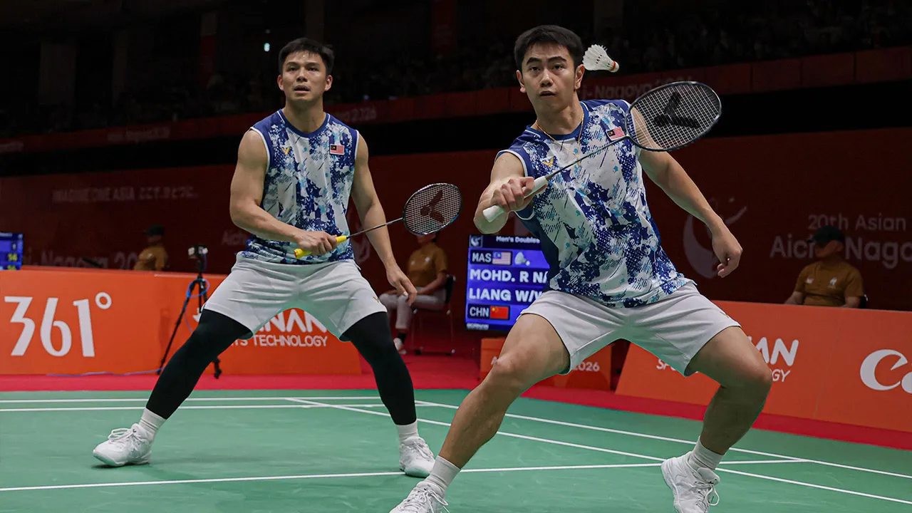 NAGOYA, 27 Sept - BERTENAGA...Aksi beregu lelaki negara Nur Izzuddin Mohd Rumsani dan Goh Sze Fei ketika menentang wakil China Liang Wei Keng dan Wang Chang dalam perlawanan suku akhir Sukan Asia Aichi-Nagoya 2026 di Ichinomiya City Municipal Gymnasium, hari ini._BERNAMA