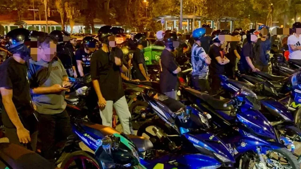 Sebanyak 30 buah motosikal disita dalam Operasi Bersepadu Motosikal di Lebuhraya BORR pada awal pagi Isnin. -- SINAR HARIAN
