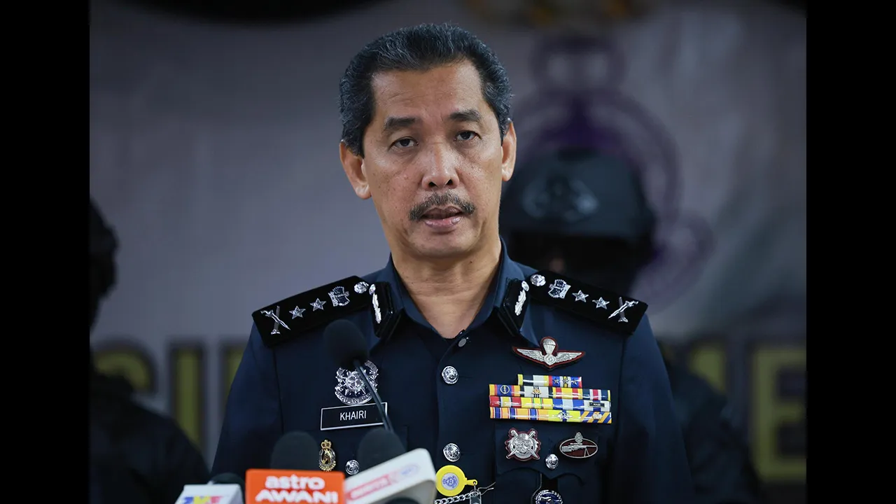 KUALA TERENGGANU, 21 Jun - Ketua Polis Terengganu Datuk Mohd Khairi Khairudin (tengah) ketika sidang media di Ibu Pejabat Polis Kontinjen (IPK) Terengganu, hari ini. Polis menahan dua beradik kerana disyaki menjadikan rumah mereka di Kampung Duyong Besar di sini, sebagai tempat penyimpanan dadah bernilai RM1.76 juta, Ahad lepas. - fotoBERNAMA (2026) HAK CIPTA TERPELIHARA