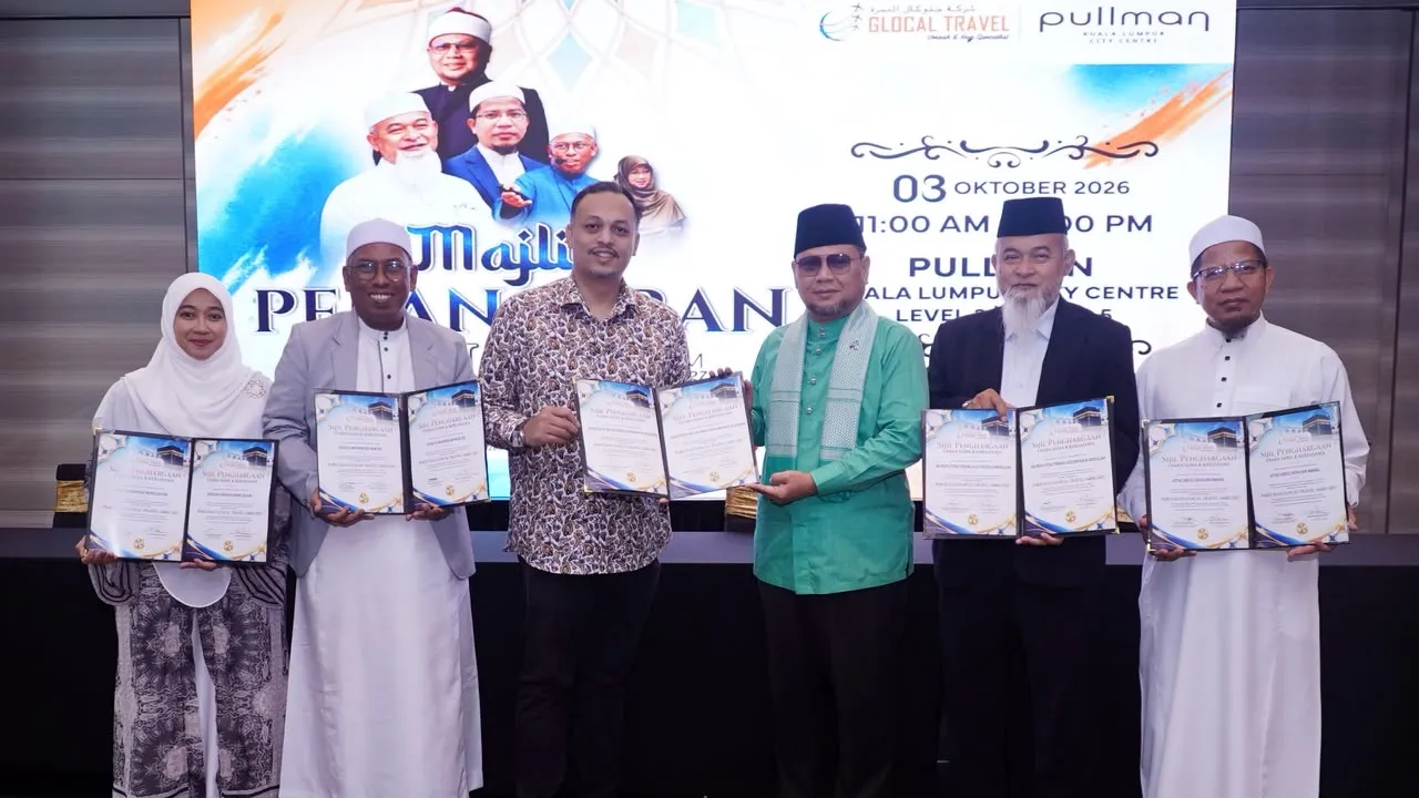 Ketua Pegawai Eksekutif Glocal Travel, Dato' Mohd Idzham Mohd Isa (tiga kiri) menyampaikan Sijil Penghargaan Usahasama dan Kerjasama kepada Ikon dan Pembimbing Jemaah Haji Glocal 1448H/2027M, Dato' Dr Ustaz Haji Badli Shah Haji Alauddin (tiga kanan) dan barisan pembimbing utama Glocal Travel pada Majlis Pelancaran Pakej Haji Musim 1448H/2027 di Kuala Lumpur