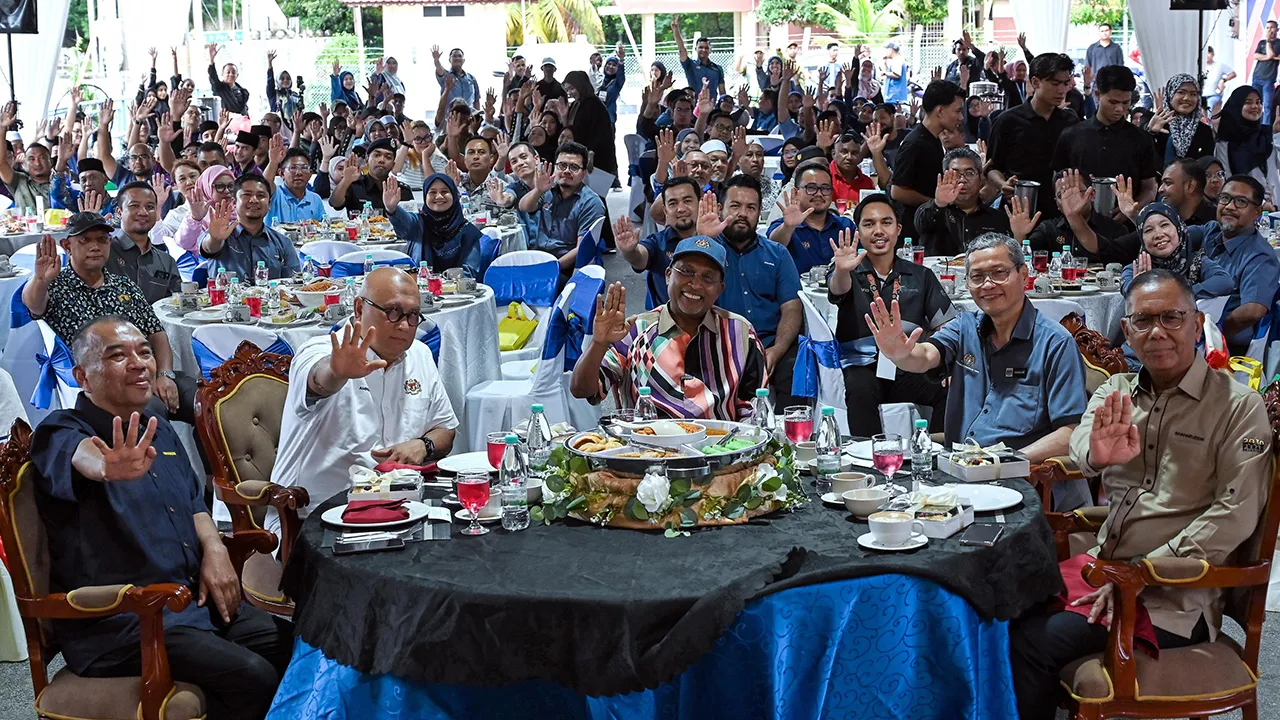 LUMUT, 25 Okt -- Menteri Pendidikan Tinggi Datuk Seri Dr Zambry Abd Kadir (tengah) ketika hadir pada Perasmian Pusat Kecemerlangan Pembelajaran Sepanjang Hayat (PSH) Excellence Pangkor anjuran Jabatan Pendidikan Politeknik dan Kolej Komuniti (JPPKK) di Kolej Komuniti Manjung, Pulau Pangkor hari ini.