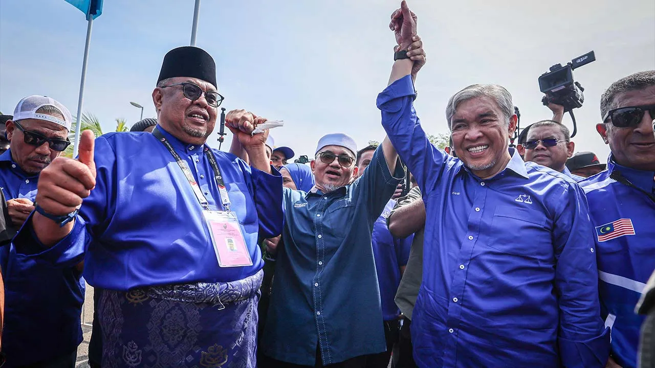 Ahmad Zahid berkata pihaknya menyerahkan kepada mandat rakyat untuk menterjemahkan sokongan pada 14 November depan. - Foto BERNAMA