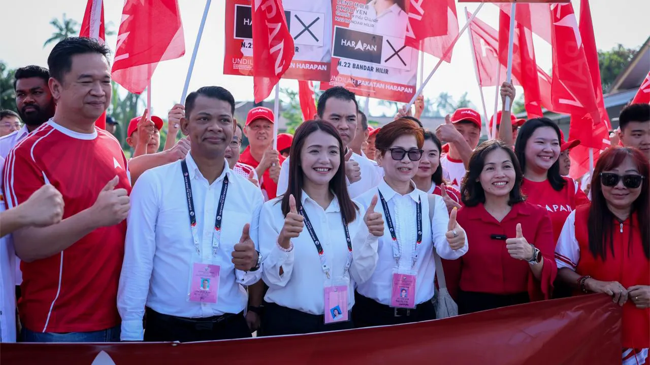 Teo (tiga, kanan) mengiringi Leng (tiga, kiri) ke pusat penamaan calon sempena PRN Melaka ke-16 di Dewan Seri Temu, Sekolah Menengah Kebangsaan Padang Temu hari ini.  --fotoBERNAMA