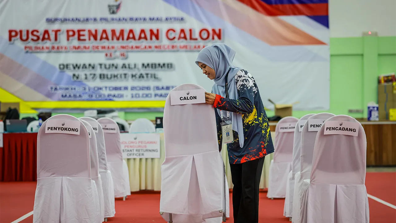 MELAKA, 30 Okt -- Petugas Suruhanjaya Pilihan Raya (SPR) Nur Iliana Azman melakukan persiapan bagi proses penamaan calon kerusi Dewan Undangan Negeri (DUN) N17 Bukit Katil ketika tinjauan di Pusat Penamaan Calon Pilihan Raya Negeri Melaka ke-16 di Dewan Tun Ali, Bukit Katil hari ini._BERNAMA