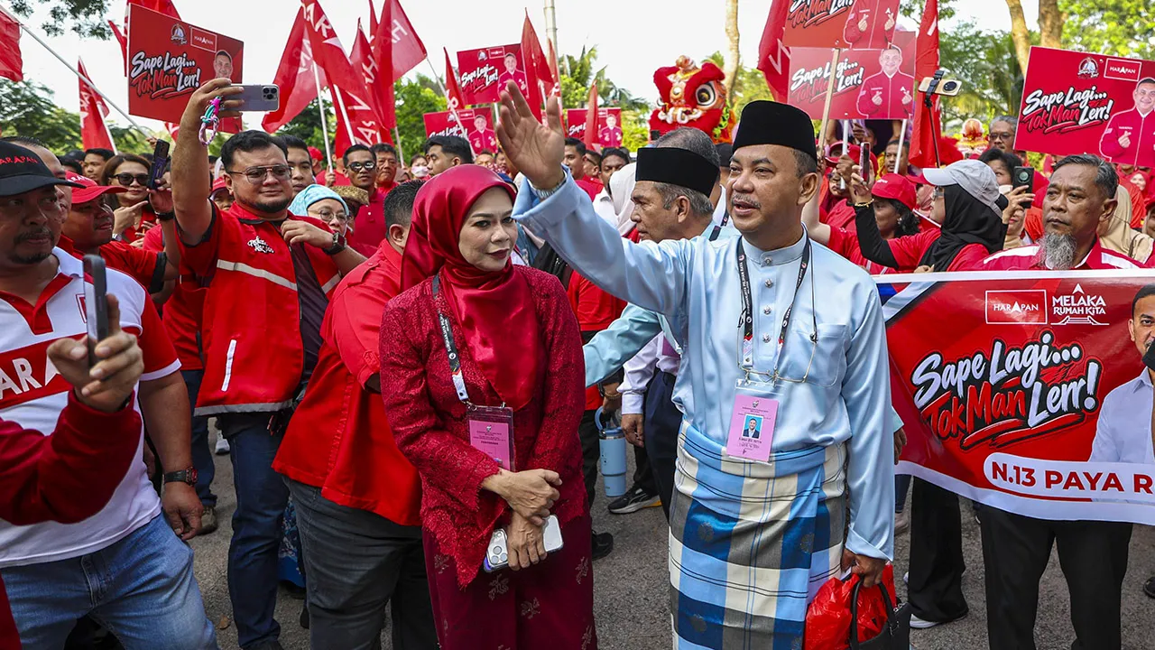 MELAKA, 31 Okt -- Calon Pakatan Harapan (PH) bagi kerusi Dewan Undangan Negeri (DUN) N13 Paya Rumput Datuk Azman Abidin (tiga, kanan) diiringi penyokong menuju ke pusat penamaan calon sempena Pilihan Raya Negeri Melaka di pekarangan Stadium Hang Jebat hari ini._BERNAMA