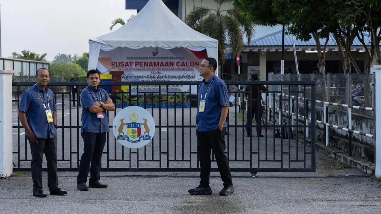 MELAKA, 31 Okt -- Petugas Suruhanjaya Pilihan Raya (SPR) mengawal pintu masuk Dewan Japerun Duyong, Kompleks Japerun Duyong yang dijadikan pusat penamaan calon bagi kerusi Dewan Undangan Negeri (DUN) N21 Duyong sempena Pilihan Raya Negeri (PRN) Melaka Ke-16 hari ini.  -- fotoBERNAMA (2026) HAK CIPTA TERPELIHARA