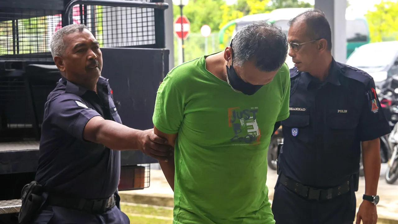 KOTA BHARU, 12 Okt - Seorang penganggur mengaku tidak bersalah di Mahkamah Sesyen di sini hari ini atas dua pertuduhan mencederakan isteri dan ibu mentua menggunakan pisau, minggu lepas.  Shahrul Shahrizal Che Shaari, 47, membuat pengakuan itu dan mohon dibicarakan selepas pertuduhan dibacakan secara berasingan di hadapan Hakim Zulkifli Abllah dan Hakim Nik Habri Muhamad.  - fotoBERNAMA (2026)