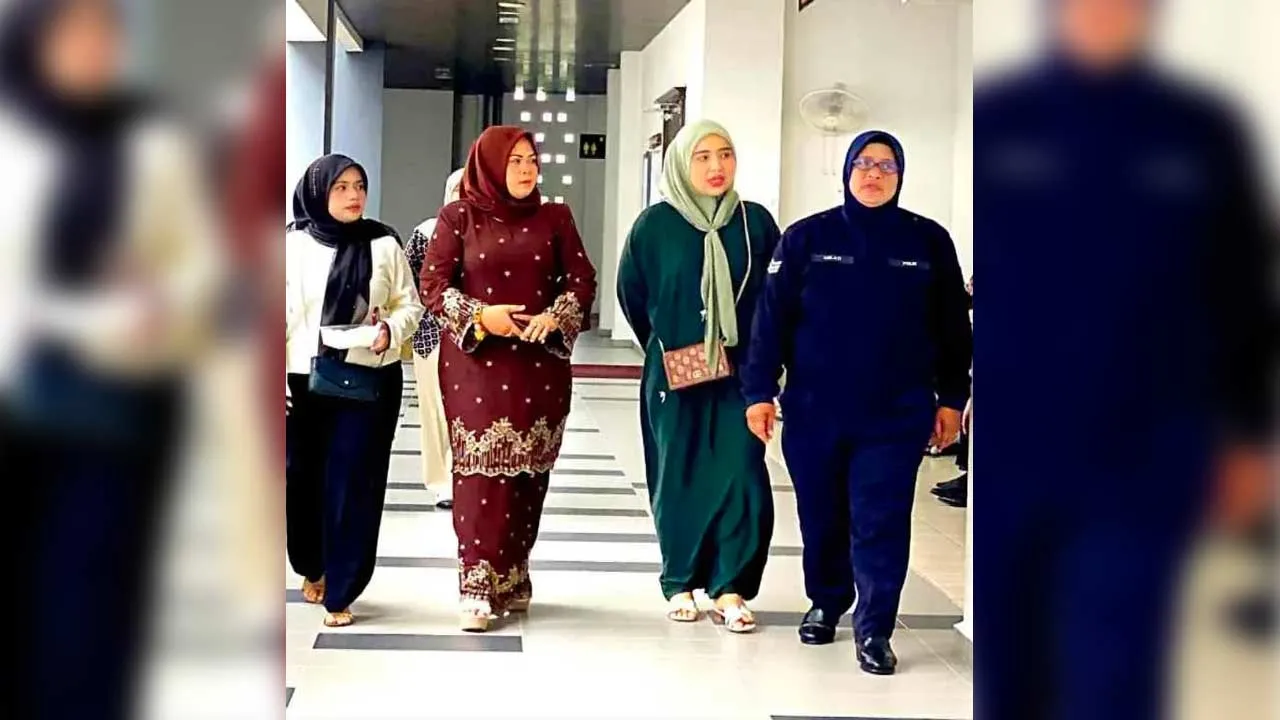 TikToker yang juga penjual laksa (dua dari kanan) didenda RM4,500 oleh Mahkamah Majistret Kota Bharu pada Ahad selepas mengaku bersalah mengaibkan kehormatan wanita menerusi WhatsApp. Foto: SINAR HARIAN/HAZELEN LIANA KAMARUDIN