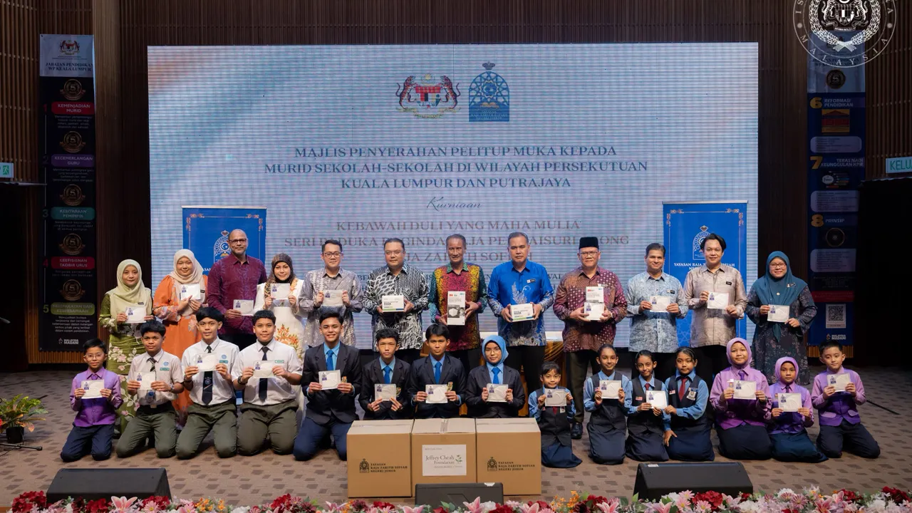 MAJLIS PENYERAHAN KURNIAAN 376,000 PELITUP MUKA KEPADA MURID SEKOLAH DI WILAYAH PERSEKUTUAN KUALA LUMPUR DAN PUTRAJAYA  KDYMM SPB Raja Permaisuri Agong Raja Zarith Sofiah berkenan mengurniakan pelitup muka kepada murid sekolah di Wilayah Persekutuan Kuala Lumpur dan Putrajaya._FB Sultan Ibrahim Sultan Iskandar