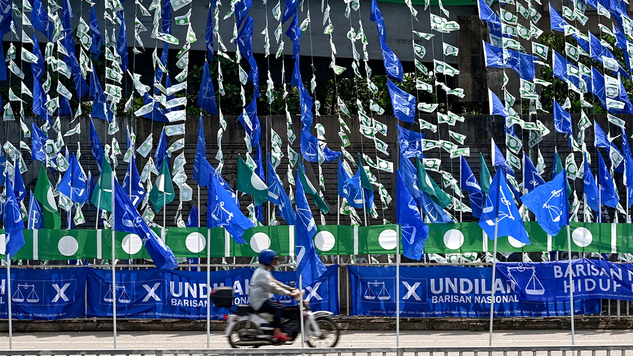 KUALA TERENGGANU, 2 Ogos -- Bendera Barisan Nasional (BN) dan PAS menghiasi sebuah jejantas sempena Pilihan Raya Negeri (PRN) Terengganu bagi menghangatkan lagi suasana kempen semasa tinjauan fotoBernama di Kampung Bukit Guntung hari ini. Suruhanjaya Pilihan Raya (SPR) menetapkan hari pengundian PRN pada 12 Ogos ini sementara pengundian awal pada 8 Ogos bagi enam negeri iaitu Selangor, Negeri Sembilan, Pulau Pinang, Kedah, Terengganu dan Kelantan, termasuk Pilihan Raya Kecil (PRK) bagi Parlimen Kuala Tereng