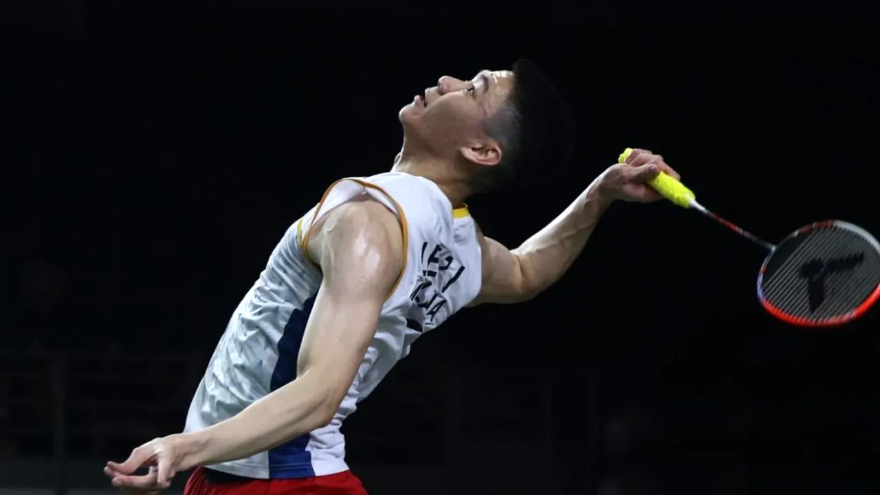 KUALA LUMPUR, 25 Mei - Aksi atlet perseorangan negara Lee Zi Jia pada perlawanan menentang pemain Taiwan Lin Chun Yi pada pusingan kedua kejohanan Perodua Malaysia Master 2023 di Axiata Arena Bukit Jalil hari ini. Atlet negara tewas dengan keputusan 21-19, 16-21, 21-15. - fotoBERNAMA (2023) HAK CIPTA TERPELIHARA  Photographed By: MUSTAQIM KHAIRUDDIN  Filename: KL88_25052023_BADMINTON.jpg
