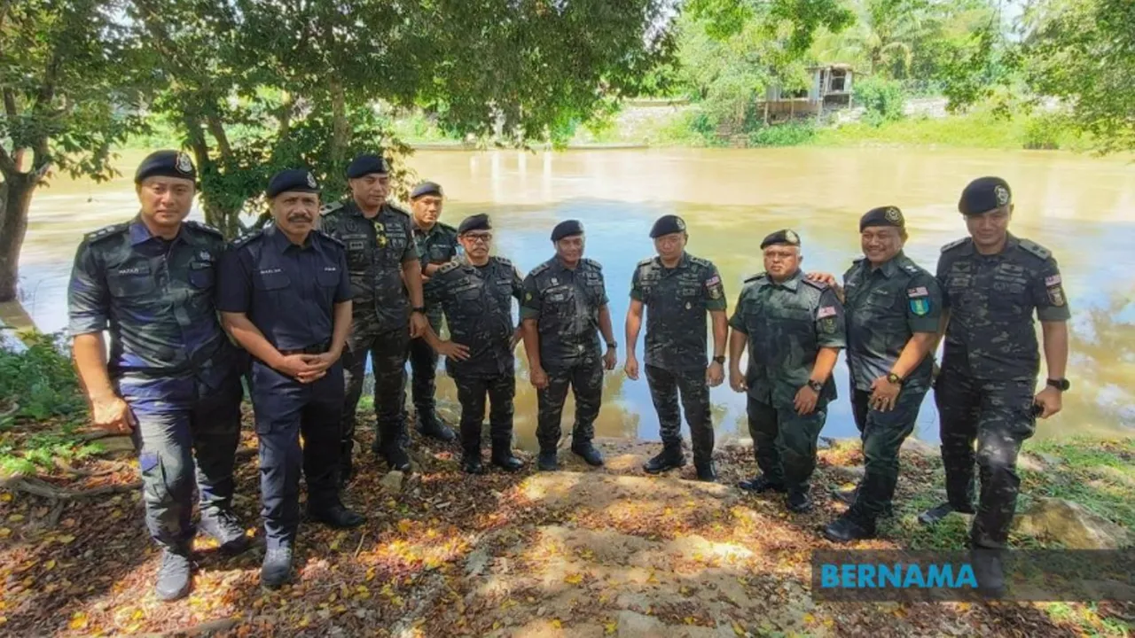 PASIR MAS, 22 Okt -- Timbalan Pengarah Jabatan Keselamatan Dalam Negeri dan Ketenteraman Awam PGA Bukit Aman Datuk Mohamad Suzrin Mohamad Rodhi (empat, kanan) bersama para pegawai ketika meninjau keadaan sempadan di pangkalan haram Jeram Perdah, Rantau Panjang, hari ini.  Penggunaan motosikal taktikal elektrik jenis All Terrain Tactical Assault E-Bike (ATEB) membantu memperkukuh kawalan keselamatan di kawasan sempadan negara oleh Pasukan Gerakan Am (PGA) hingga 500 peratus.  -- fotoBERNAMA (2026) HAK CIPTA