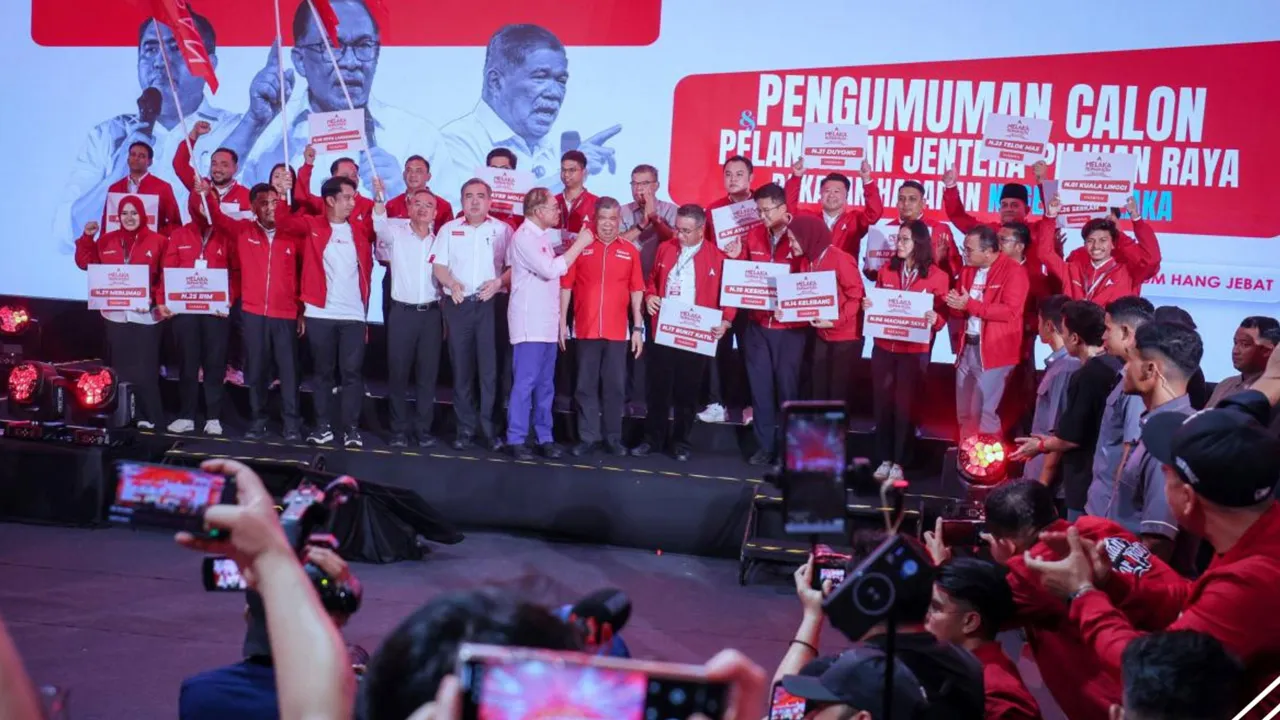 𝗣𝗛 𝗨𝗠𝗨𝗠 𝟮𝟭 𝗖𝗔𝗟𝗢𝗡 𝗕𝗘𝗥𝗧𝗔𝗡𝗗𝗜𝗡𝗚 𝗣𝗔𝗗𝗔 𝗣𝗥𝗡 𝗠𝗘𝗟𝗔𝗞𝗔  Pakatan Harapan (PH) tonight announced 21 candidates to contest in the Melaka State Election (PRN) next month._BERNAMA