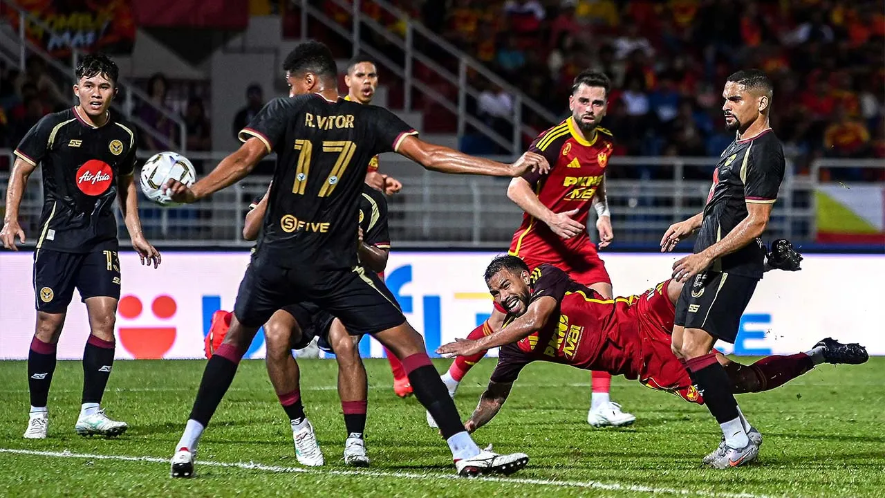 PETALING JAYA, 11 Okt - Pemain Selangor FC, Jose Sosa Vegas diasak keras beberapa pemain Star City FC pada perlawanan suku akhir kedua Piala FA 2026/2027 di di Stadium MBPJ hari ini.  Masa penuh Selangor FC 2-3 Star City FC, sekali gus pasukan Selangor FC mara dengan agrega 6-4. - fotoBERNAMA (2026) HAK CIPTA TERPELIHARA
