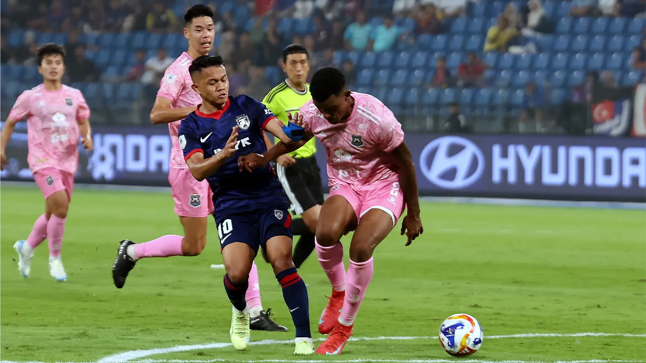 ISKANDAR PUTERI, 8 Okt - Pemain JDT Arif Aiman Mohd Hanapi cuba melepasi pemain PKR Svay Rieng FC Mateus Barbosa Soares pada perlawanan Kelab Bola Sepak ASEAN (ACC) Piala Shopee di Stadium Sultan Ibrahim hari ini.  JDT menewaskan PKR Svay Rieng FC 6-0 pada perlawanan berkenaan. - fotoBERNAMA (2026) HAK CIPTA TERPELIHARA