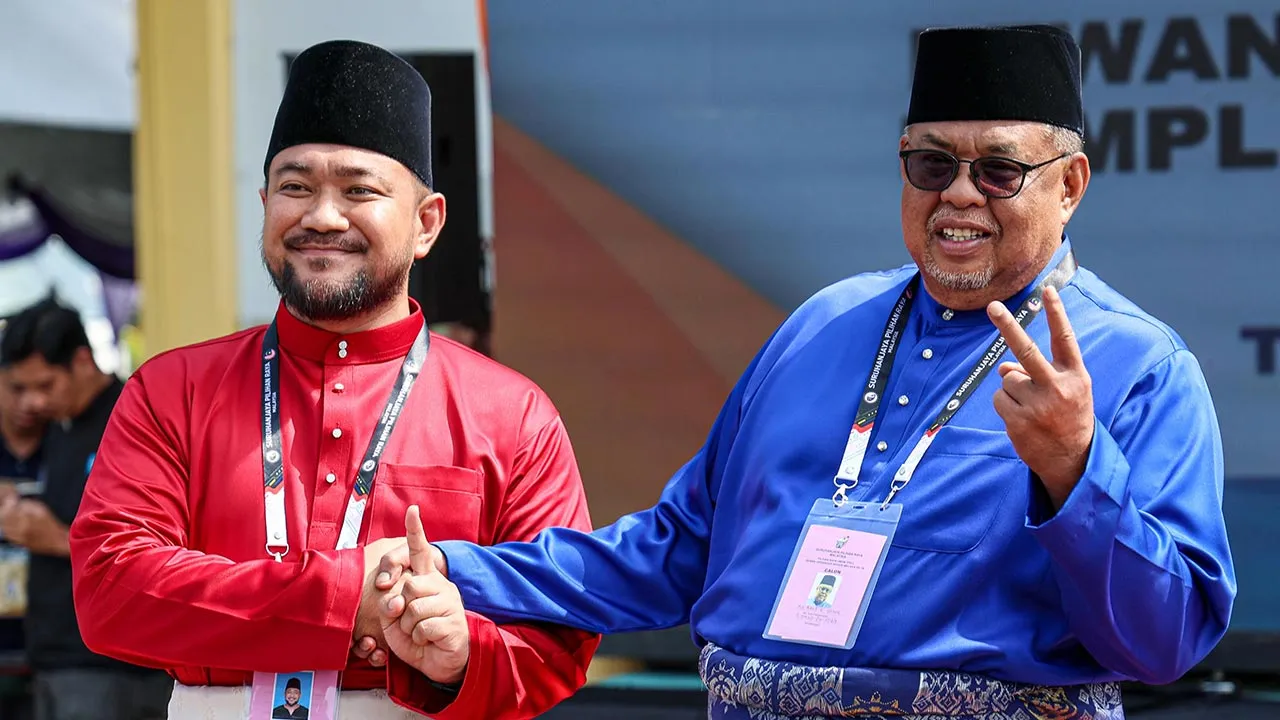 ALOR GAJAH, 31 Okt -- Ketua Menteri Melaka Datuk Seri Dr Ab Rauf Yusoh (kanan) berdepan saingan satu lawan satu dengan calon Pakatan Harapan (PH) Mohd Yunazri Mustamiri (kiri) bagi mempertahankan kerusi Dewan Undangan Negeri (DUN) Tanjung Bidara pada Pilihan Raya Negeri Melaka ke-16.  --fotoBERNAMA (2026) HAK CIPTA TERPELIHARA  ALOR GAJAH, Oct 31 -- Melaka Chief Minister Datuk Seri Dr Ab Rauf Yusoh (right) faces a straight fight against Pakatan Harapan (PH) candidate Mohd Yunazri Mustamiri (left) as he defe