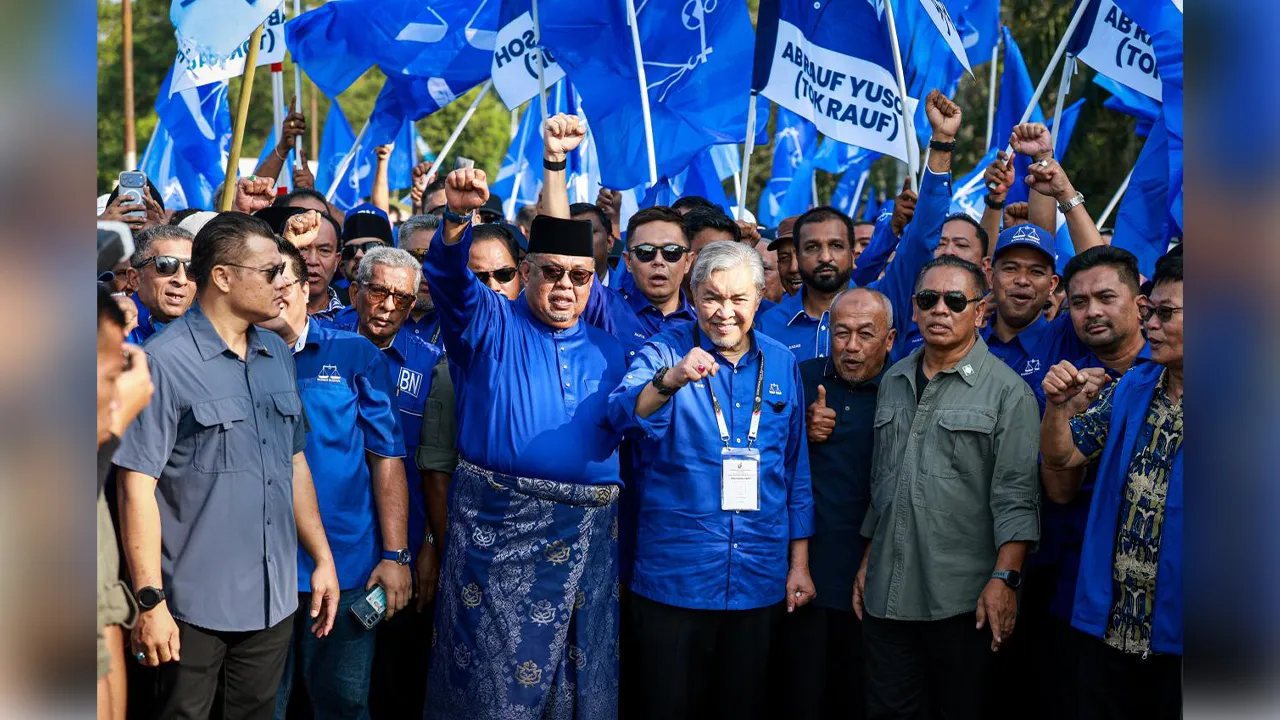 Ahmad Zahid mengiringi Ab Rauf ke pusat penamaan calon di Dewan Datuk Kapt (B) Hj. Ab Karim, Kompleks JAPERUN Tanjung Bidara sempena Pilihan Raya Negeri Melaka hari ini.  --fotoBERNAMA