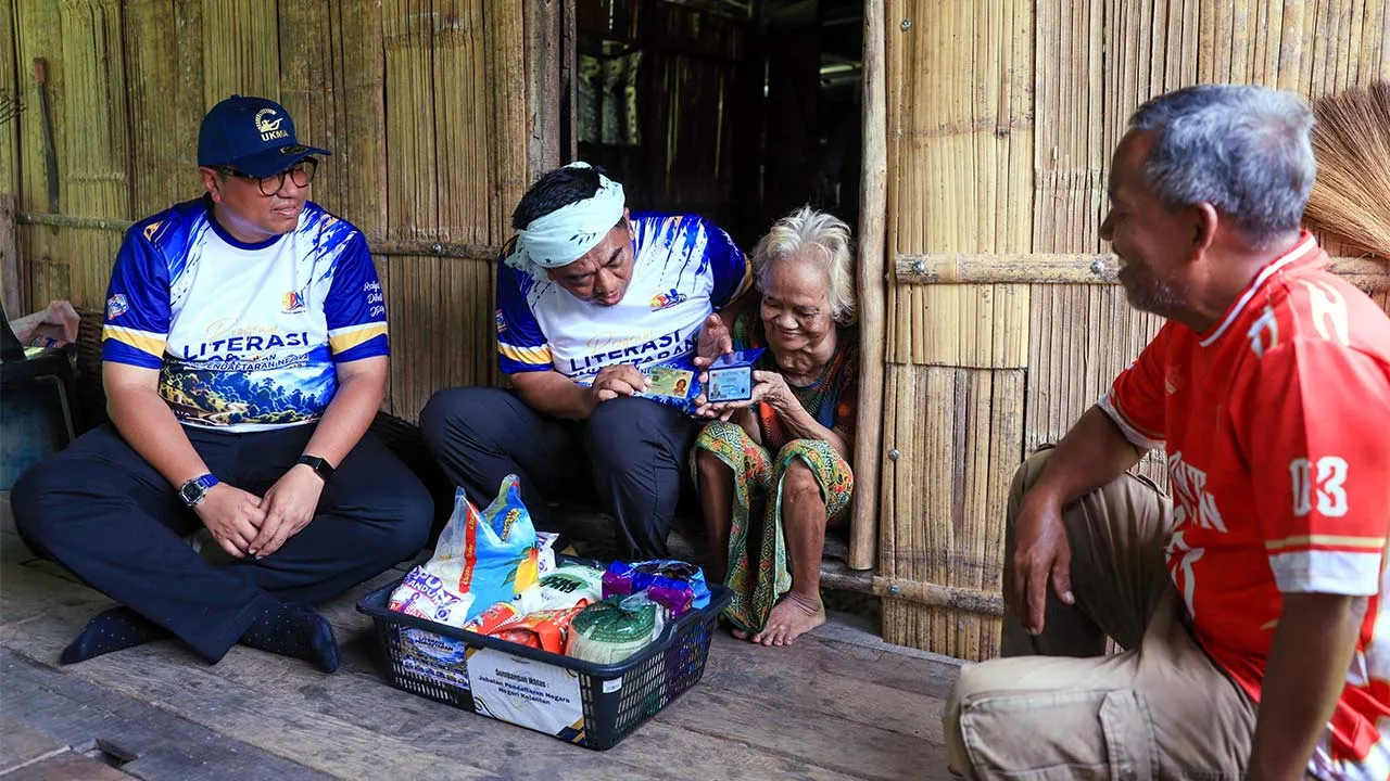GUA MUSANG, 12 Okt "- Ketua Pengarah Jabatan Pendaftaran Negara (JPN) Datuk Badrul Hisham Alias (dua kiri) menunjukkan kad pengenalan milik penduduk Orang Asli, Alem Along, ketika melawat kediamannya di Pos Hau, Gua Musang, hari ini.  Lawatan itu merupakan sebahagian usaha JPN mendekati masyarakat Orang Asli di pedalaman serta memastikan mereka mendapat akses kepada perkhidmatan pendaftaran dan dokumentasi diri.  Turut hadir Ahli Dewan Undangan Negeri (ADUN) Galas, Datuk Mohd Syahbuddin Hashim (kiri).