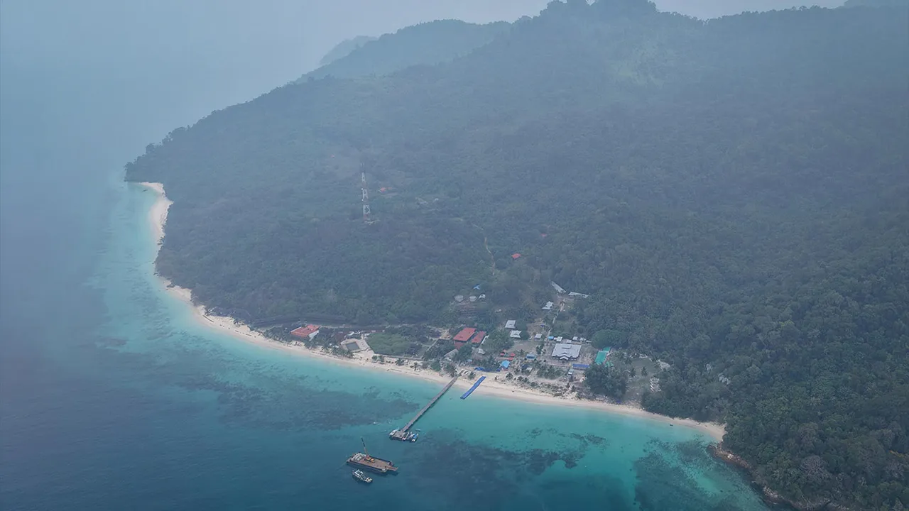 MERSING, 30 Sept - Pemandangan di Pulau Tinggi diselubungi jerebu sehingga menjejaskan jarak penglihatan hari ini. Bagaimanapun, tiada bacaan Indeks Pencemar Udara (IPU) bagi kawasan sekitar daerah Mersing dilaporkan menerusi portal Sistem Pengurusan Indeks Pencemar Udara Malaysia (APIMS). - fotoBERNAMA (2026) HAK CIPTA TERPELIHARA