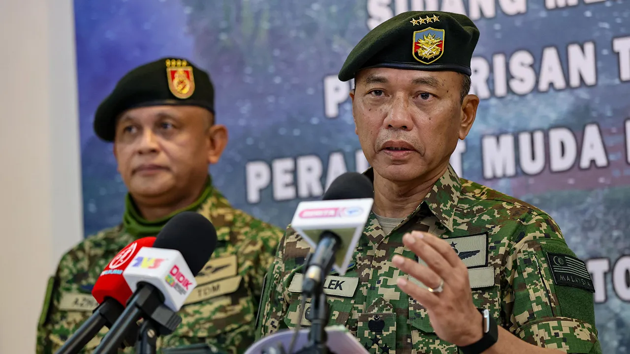 TAN SRI MALEK RAZAK SULAIMAN PORT DICKSON, 17 Okt -- Panglima Angkatan Tentera Jen Tan Sri Malek Razak Sulaiman (kanan) ketika ditemui media selepas Upacara Perbarisan Tamat Latihan Perajurit Muda Lelaki Siri 206/26 di Pusat Latihan Asas Tentera Darat (PUSASDA) hari ini.  Turut hadir Panglima Tentera Darat Jeneral Tan Sri Azhan Md Othman.  --fotoBERNAMA (2026)