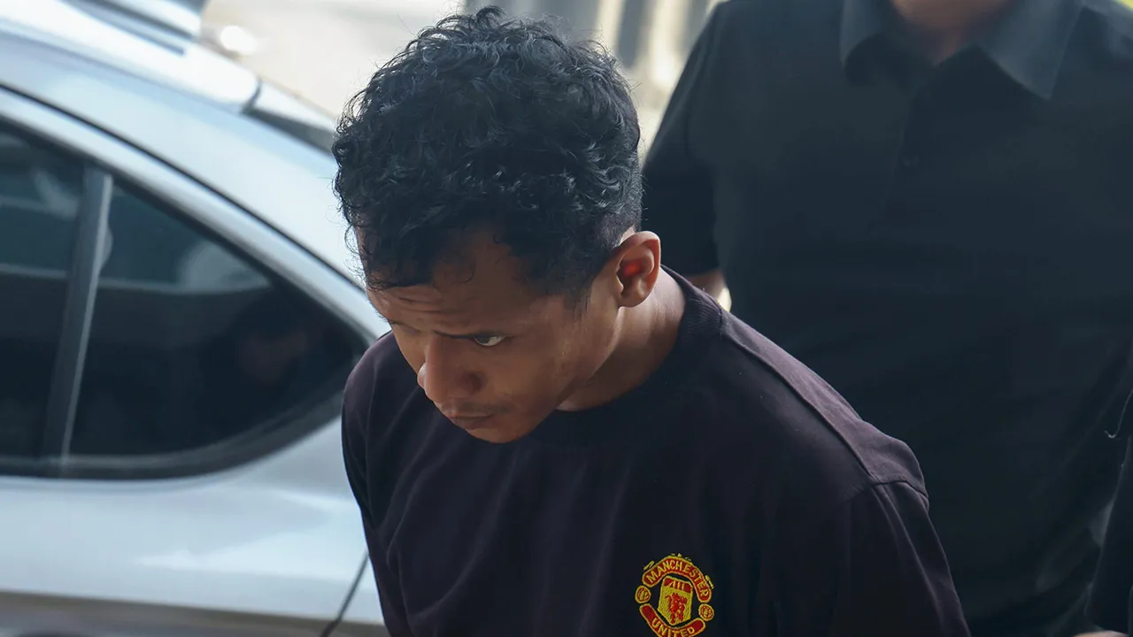 PASIR MAS, 21 Okt -- Buruh Muhammad Syahid Che Mat, 30, dijatuhi hukuman penjara tujuh tahun dan dua sebatan oleh Mahkamah Sesyen hari ini atas pertuduhan menyebabkan kecederaan parah ke atas seorang anggota polis dengan menggunakan sebilah parang pada minggu lepas.  Hakim Zulkpli Abdullah menjatuhkan hukuman itu ke atas Muhammad Syahid selepas tertuduh mengaku bersalah terhadap pertuduhan yang dibacakan dan memerintahkan lelaki itu dipenjara bermula dari tarikh ditangkap pada 17 Okt lepas.  --fotoBERNAMA (
