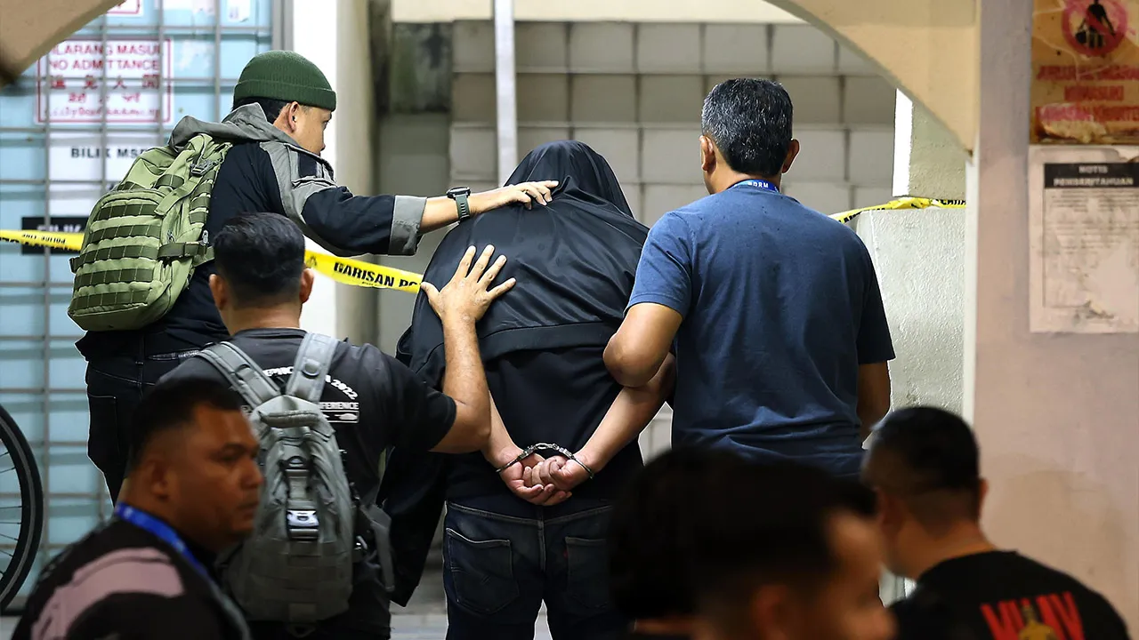 NILAI, 16 Okt -- Seorang lelaki yang dipercayai suami kepada pegawai wanita Jabatan Kastam Diraja Malaysia (JKDM) yang ditemukan maut, dibawa oleh anggota polis berhampiran kediaman di Kuarters Lapangan Terbang Antarabangsa Kuala Lumpur (KLIA) di sini hari ini bagi membantu siasatan.  --fotoBERNAMA