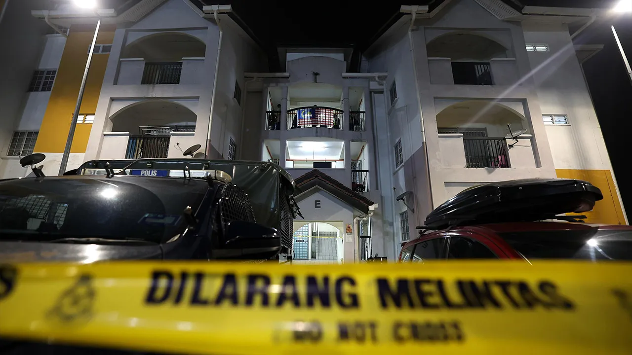 NILAI, 16 Okt -- Pemandangan sekitar kediaman di Kuarters Lapangan Terbang Antarabangsa Kuala Lumpur (KLIA) di sini, lokasi seorang pegawai wanita Jabatan Kastam Diraja Malaysia (JKDM) ditemukan maut dipercayai dibunuh suaminya malam tadi.  --fotoBERNAMA